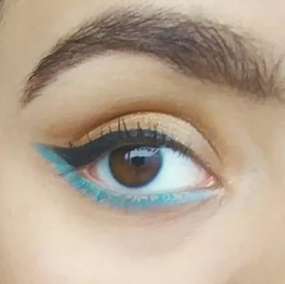 Turquiose Waters  Weekender EYE Pencil - Picture 3 of 3